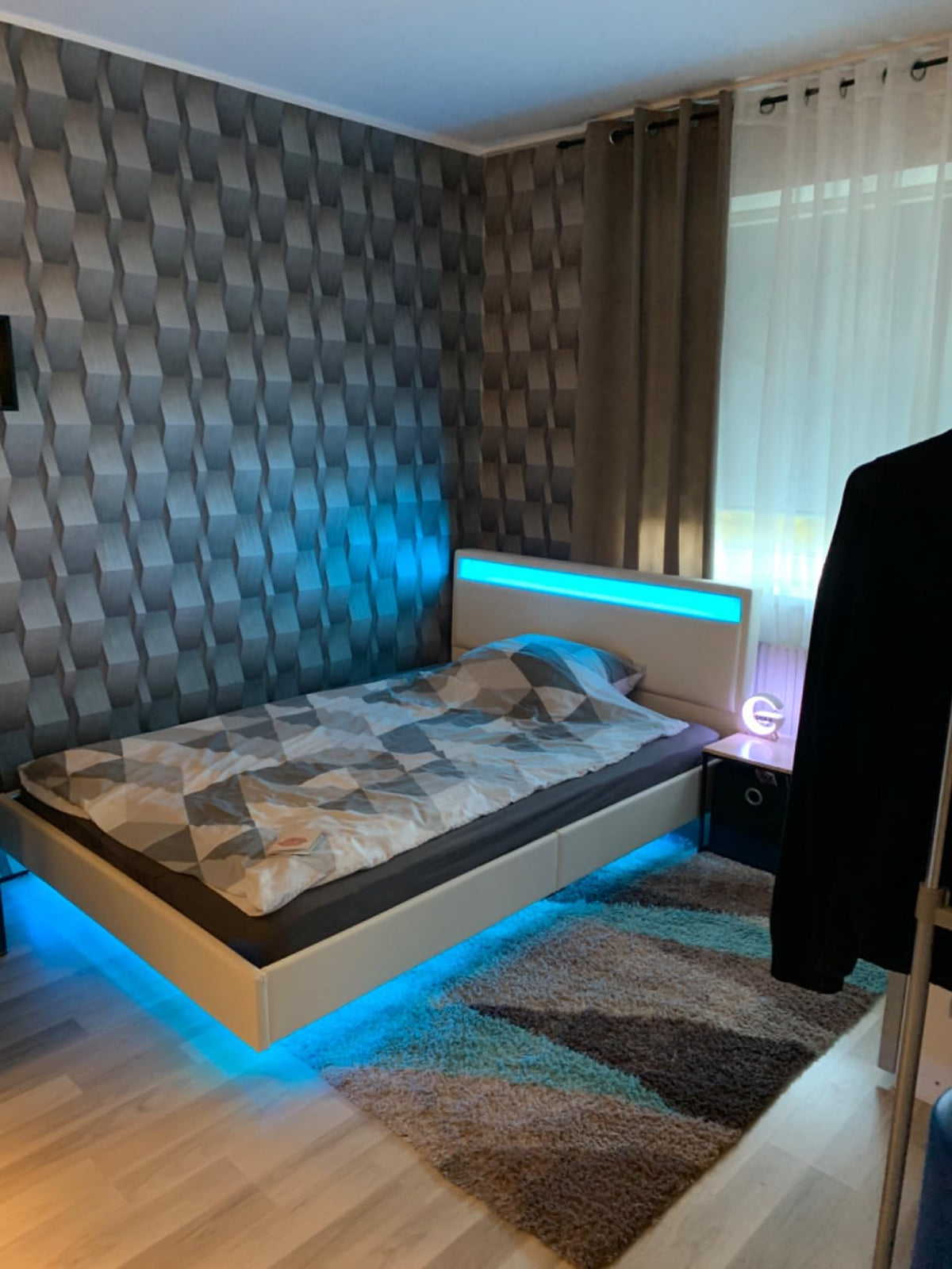 Διπλό Κρεβάτι 140 x 200 εκ και 160 x 200 εκ Επενδυμένο με Δέρμα με LED φωτισμό και Βάση φόρτισης κεφαλάρι με επένδυση RM-B864W01